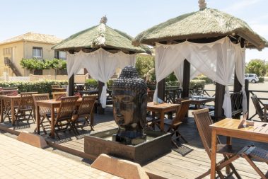 Portiragnes Plage Ferienhaus am Mittelmeer in Frankreich Buddha Restaurant Stühle