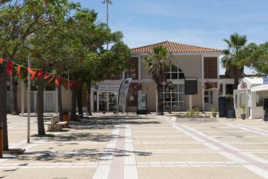 Portiragnes Plage Ferienhaus Einkaufspassage mit Palmen