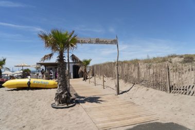 Portiragnes Plage Ferienhaus Strandbar mit Schlauchboot und Palme