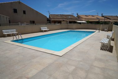 Portiragnes Plage Ferienhaus Pool mit blauem Wasser