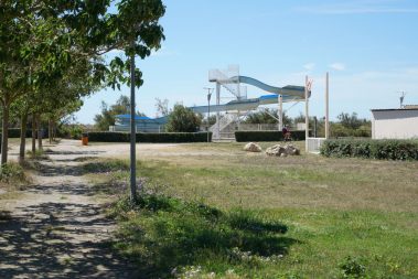 Portiragnes Plage Ferienhaus Wasserrutschbahn am Strand Weg Bäume Boule