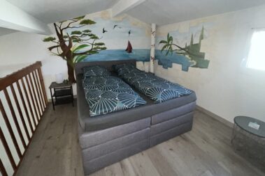 Boxspringbett_Meerblick_Palmen_Segelboot_Kunst_Entspannung_Traeumen