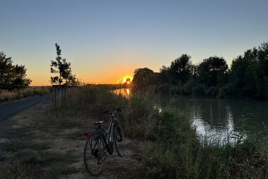 Canal du Midi Fahrradtour Fluss Motorboot