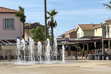 Place_du_Languedoc_Brunnen_Wasserspiel_Theater_Portiragnes_Village