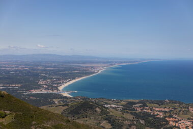 Pyrenäen Wandertour Tour de Madaloc Weinberge und Hafen in Südfrankreich
