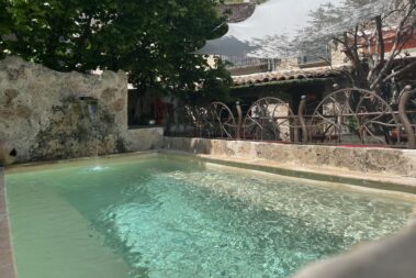 Restaurant Themencafé Chez Barmy Brunnen Saint Guilhem le Désert Schwimmbad Becken Wasserspiel