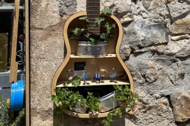 Saint Guilhem le Désert Boutique Kunst Gitarre