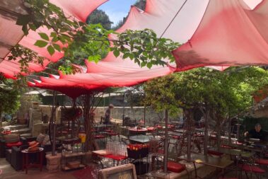 Themencafé Chez Barmy Restaurant Saint Guilhem le Désert Entspannen Relaxen Cocktails Bier Wein Schnaps Whiskey Oliven