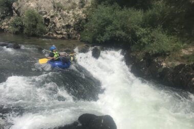 Wildwasserrafting Wasserfall Gorges de I'Hérault Tube Schlauchboot Paddel Helm Neopren Anzug
